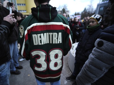 Atmosféra počas odhalenia pamätníka zosnulému hokejistovi Pavlovi Demitrovi pred hlavným vchodom ZŠ Pavla Demitru v Trenčíne