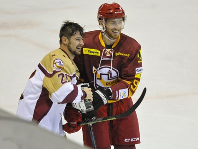 Zľava: Tomáš Tatar za Výber hviezd NHL a Tomáš Nechala za Duklu Trenčín