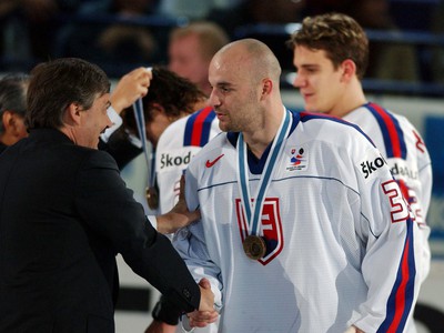 Pavol Demitra si preberá od zástupcu IIHF Reného Fasela bronzovú medailu na MS 2003