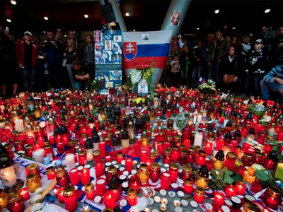 Fanúšikovia smútia pred zimným štadión v Bratislave