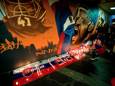 Sviečky pri grafite slovenského hokejistu v podchode na Trnavskom mýte
