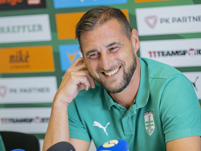 Hlavný tréner MFK Skalica Pavol Majerník sa usmieva počas tlačovej konferencie pred štartom nového ročníka futbalovej Niké ligy