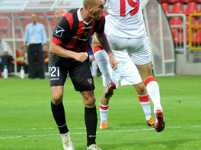Hráč Trnavy Miroslav Karhan a hráč Zlatých Moraviec Pavol Majerník