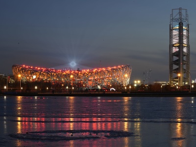 Na snímke svetelná šou na Národnom štadióne, ktorý je známy ako Vtáčie hniezdo počas zimných olympijských hier v Pekingu