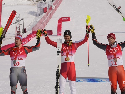 Rakúsky lyžiar Johannes Strolz (uprostred) sa teší zo zlatej medaily v alpskej kombinácii mužov v stredisku v Jen-čchingu počas ZOH 2022 v Pekingu