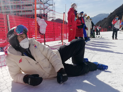 Na snímke slovenský lyžiar Andreas Žampa sleduje zjazd mužov v centre alpského lyžovania v Jen-čchingu počas XXIV. zimných olympijských hier 2022 v Pekingu