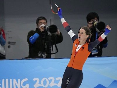 Holandská rýchlokorčuliarka Ireen Wüstová sa teší po triumfe v rýchlokorčuľovaní žien na 1500 m počas zimných olympijských hier v Pekingu