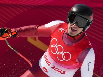 Rakúšan Matthias Mayer reaguje v cieli počas zjazdu mužov v centre alpského lyžovania v Jen-čchingu počas XXIV. zimných olympijských hier 2022 v Pekingu