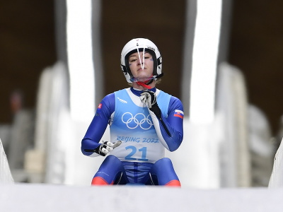 Na snímke slovenská sánkarka Katarína Šimoňáková v cieli po 1. jazde v súťaži žien v sánkovaní na zimných olympijských hrách ZOH 2022 v Pekingu