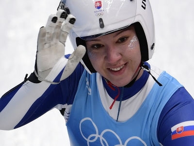 Na snímke slovenská sánkarka Katarína Šimoňáková máva po 3. jazde v súťaži jednotlivkýň v stredisku Jen-čching na ZOH 2022 v Pekingu