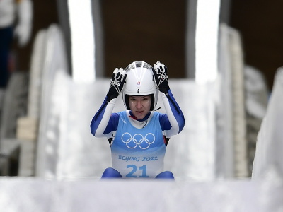 Na snímke slovenská sánkarka Katarína Šimoňáková gestikuluje po 3. jazde v súťaži jednotlivkýň v stredisku Jen-čching na ZOH 2022 v Pekingu