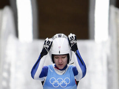 Na snímke slovenská sánkarka Katarína Šimoňáková máva po 3. jazde v súťaži jednotlivkýň v stredisku Jen-čching na ZOH 2022 v Pekingu