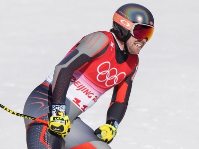 Nór Aleksander Aamodt Kilde reaguje v cieli počas zjazdu mužov v centre alpského lyžovania v Jen-čchingu počas XXIV. zimných olympijských hier 2022 v Pekingu