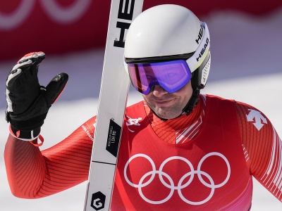 Švajčiar Beat Feuz sa teší v cieli počas zjazdu mužov v centre alpského lyžovania v Jen-čchingu počas XXIV. zimných olympijských hier 2022 v Pekingu