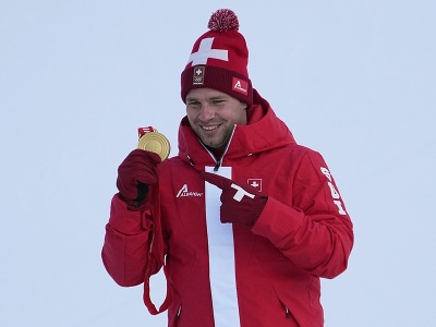 Švajčiarsky alpský lyžiar Beat Feuz pózuje so zlatou olympijskou medailou