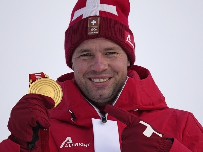 Švajčiarsky alpský lyžiar Beat Feuz pózuje so zlatou olympijskou medailou