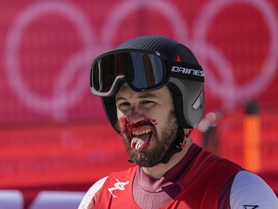 Rakúšan Daniel Hemetsberger reaguje v cieli počas zjazdu mužov v centre alpského lyžovania v Jen-čchingu počas XXIV. zimných olympijských hier 2022 v Pekingu