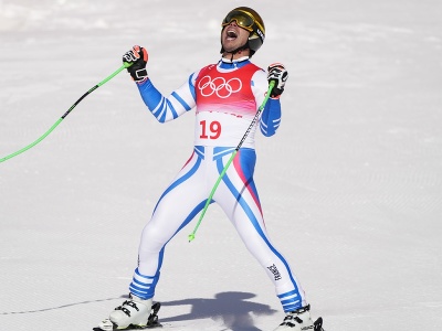 Štyridsaťjedenročný Francúz Johan Clarey sa teší v cieli počas zjazdu mužov v centre alpského lyžovania v Jen-čchingu počas XXIV. zimných olympijských hier 2022 v Pekingu