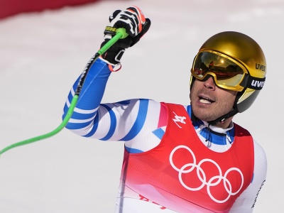 Štyridsaťjedenročný Francúz Johan Clarey sa teší v cieli počas zjazdu mužov v centre alpského lyžovania v Jen-čchingu počas XXIV. zimných olympijských hier 2022 v Pekingu