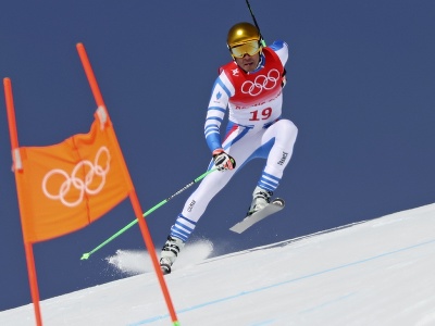 Štyridsaťjedenročný Francúz Johan Clarey počas zjazdu mužov v centre alpského lyžovania v Jen-čchingu počas XXIV. zimných olympijských hier 2022 v Pekingu
