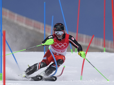 Kanadský lyžiar James Crawford získal bronzovú medailu v alpskej kombinácii na ZOH v Pekingu