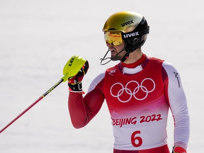 Rakúsky lyžiar Johannes Strolz sa teší zo zlatej medaily v alpskej kombinácii mužov v stredisku v Jen-čchingu počas ZOH 2022 v Pekingu