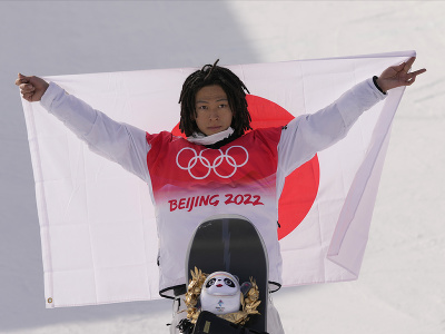 Japonský snoubordista Ajumu Hirano získal na ZOH 2022 v Pekingu zlatú medailu na U-rampe