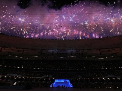 Na snímke ohňostroj exploduje počas otváracieho ceremoniálu XIII. zimných paralympijských hier na Národnom štadióne v Pekingu 4. marca 2022. 