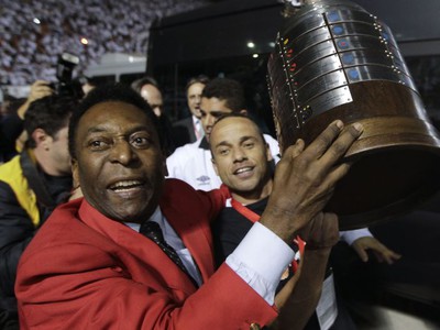 Triumf Santosu oslavoval aj legendárny Pelé