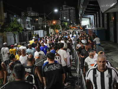 Davy fanúšikov smerujúcich na štadión FC Santos, aby sa rozlúčili s legendárnym Pelém