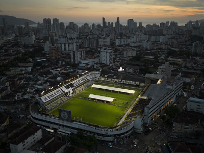 Rozlúčka s legendárnym Pelém na štadióne FC Santos