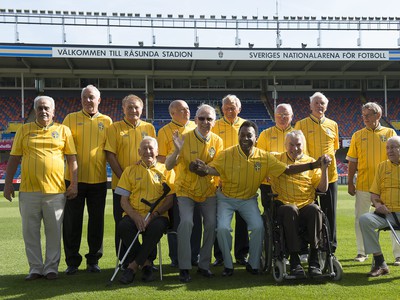 Zľava: Zito, Owe Ohlsson, Mazzola, Pepe, Bengt Berndtsson, Kurt Hamrin, Bengt Gustavsson a Bangt Agren. Dolný rad zľava: Ake Johansson, Reino Borjesson, Pelé, Agne Simonsson a Sigvard Parling.