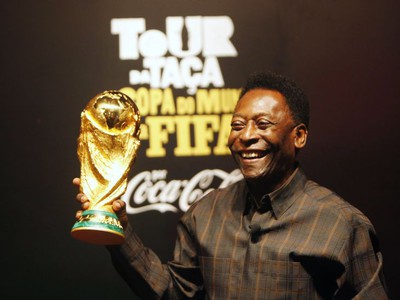 Pelé s trofejou pre