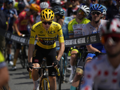 Dánsky cyklista Jonas Vingegaard v žltom drese vedúceho pretekára prichádza na štart 17. etapy 110. ročníka cyklistických pretekov Tour de France