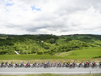 Cyklistický pelotón počas 8. etapy cyklistických pretekov Giro d'Italia na trati Foggia - Guardia Sanframondi, dlhej 170 km v talianskom meste Foggia