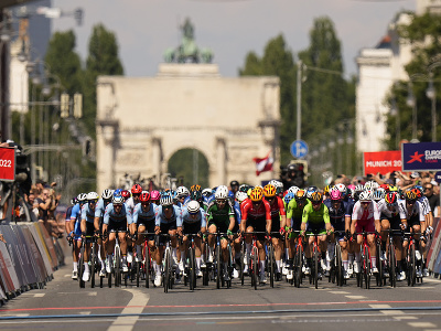 Pelotón cyklistov počas pretekov s hromadným štartom majstrovstiev Európy v cyklistike 