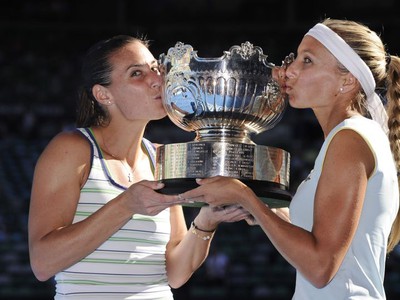 Pennettová a Dulková s víťaznou trofejou