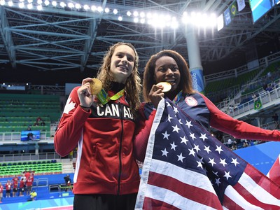 Penny Oleksiaková (vľavo) a Simone Manuelová sa radujú z olympijského zlata