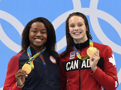 Penny Oleksiaková (vpravo) a Simone Manuelová sa radujú z olympijského zlata