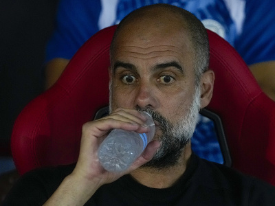 Tréner Manchestru City Pep Guardiola pije minerálku pred zápasom o Superpohár UEFA Manchester City - FC Sevilla v gréckom Pireu 
