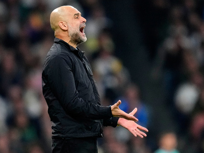 Tréner Pep Guardiola reaguje