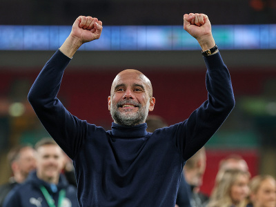 Tréner Pep Guardiola reaguje