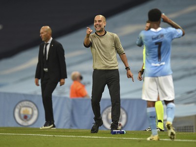 Pep Guardiola usmerňuje hráčov počas zápasu 
