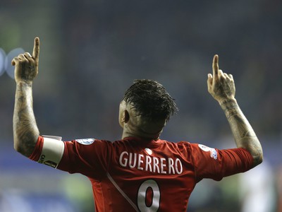 Hrdina zápasu Paolo Guerrero hetrikom posunul Peru do semifinále