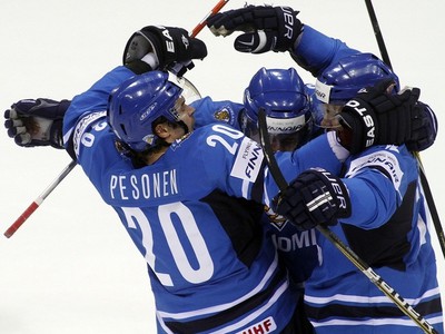 Fínski hokejisti po góle