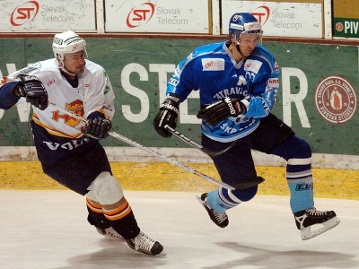 Peter Bondra v drese Popradu (vpravo) počas výluky v NHL (sezóna 2004/05)