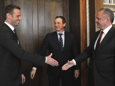 Prezident Andrej Kiska a bývalí hokejisti Peter Bondra a Richard Lintner počas prijatia v Prezidentskom paláci.