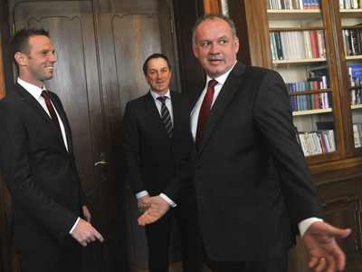 Prezident Andrej Kiska a bývalí hokejisti Peter Bondra a Richard Lintner počas prijatia v Prezidentskom paláci.