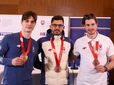Juraj Slafkovský, Marek Hrivík a Peter Cehlárik pózujú s bronzovými medailami