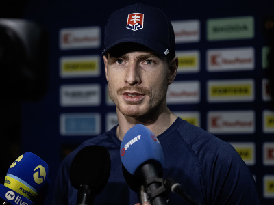 Na snímke slovenský hokejový reprezentant Peter Cehlárik odpovedá na otázky novinárov na zraze slovenskej hokejovej reprezentácie pred  Nemeckým pohárom